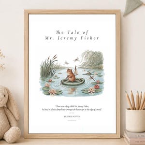 Może przedstawiać: Oprawiony wydruk artystyczny zatytułowany The Tale of Mr. Jeremy Fisher, przedstawiający akwarelową ilustrację żaby w łódce z liścia lilii wodnej na stawie z ważkami i liliami wodnymi, zawierający tekst There was a frog called Mr. Jeremy Fisher.
