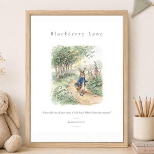 Puede incluir: Una lámina enmarcada con una ilustración en acuarela de un conejo con chaqueta azul en un sendero. El texto dice Blackberry Lane, una cita de Beatrix Potter, y It's not the size of your paws, it's the heart behind them that matters.