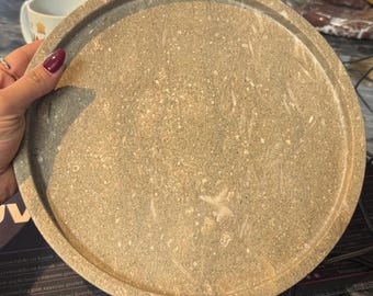 Rustikt bricka i grön marmor, toalettbord i naturlig fossil sten, lyxig badrumsinredning, fat
