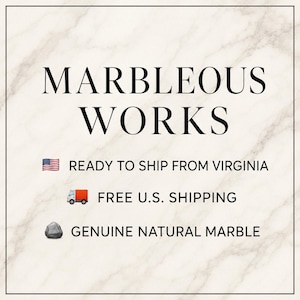 Puede incluir: Un gr&aacute;fico cuadrado con fondo de m&aacute;rmol blanco que presenta el texto negro MARBLEOUS WORKS en una fuente serif. Debajo del texto, hay un peque&ntilde;o icono de bandera estadounidense, un cami&oacute;n naranja y una roca gris junto al texto GENUINE NATURAL MARBLE.