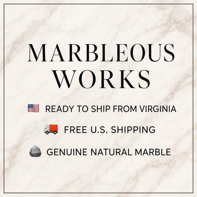 Puede incluir: Un gr&aacute;fico cuadrado con fondo de m&aacute;rmol blanco que presenta el texto negro MARBLEOUS WORKS en una fuente serif. Debajo del texto, hay un peque&ntilde;o icono de bandera estadounidense, un cami&oacute;n naranja y una roca gris junto al texto GENUINE NATURAL MARBLE.