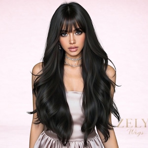 Può includere: Una donna con lunghi capelli neri ondulati e frangia. Indossa un abito senza spalline color chiaro e una collana d'argento. L'immagine ha uno sfondo rosa tenue. Il testo "ZELYA Wigs" è visibile.