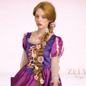 Pode incluir: Uma mulher usando uma longa peruca dourada trançada adornada com flores rosa e brancas. Ela está vestida com um vestido roxo e rosa com decote de renda e mangas bufantes. O vestido tem um corpete estilo espartilho com cadarços laranja.