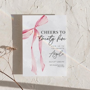 Könnte beinhalten: Eine weiße Einladungskarte mit einer rosa Aquarellschleife und dem Text "CHEERS TO twenty five." Die Karte enthält den Namen "Angela" und Veranstaltungsdetails: 27. Juli, 13:00 Uhr und eine Adresse.