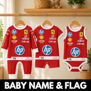 Op de afbeelding: Drie rode babyoutfits met witte accenten, met logo's en het nummer 16. De outfits omvatten een onesie met lange mouwen, een romper met korte mouwen en een mouwloze bodysuit. De tekst "BABY NAME & FLAG" staat onderaan.