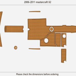 Puede incluir: Diagrama de piezas de suelo de barco marrones con textura de vetas de madera. El texto "2006-2011 mastercraft X2" está en la parte superior. El texto inferior dice "Por favor, compruebe las dimensiones antes de realizar el pedido."