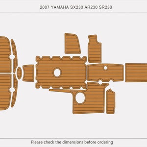 Puede incluir: Un diagrama de un kit de suelo para barco para un Yamaha SX230 AR230 SR230 de 2007. El kit está compuesto por múltiples piezas marrones con un patrón de vetas de madera. El área total es de 5,5 metros cuadrados. El texto en la parte inferior dice "Por favor, compruebe las dimensiones antes de realizar el pedido."