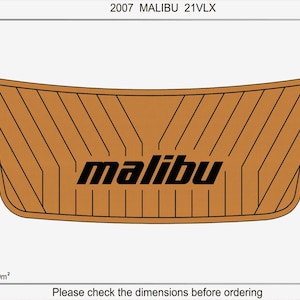Puede incluir: Una alfombrilla de suelo para barco de color marrón con líneas negras y la palabra "malibu" en letras negras en negrita. La alfombrilla tiene forma curva y está diseñada para un barco Malibu 21VLX de 2007. El área total es de 1,09 metros cuadrados.