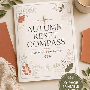 Könnte beinhalten: Ein weißes Planer-Cover mit dem Titel Autumn Reset Compass Cozy Home & Life Planner in schwarzer Serifenschrift. Das Cover zeigt ein Kompass-Symbol, Strichzeichnungen von Bäumen und Herbstblätter in Orange und Grün. Ein runder Aufkleber besagt 10-Page Printable Planner.