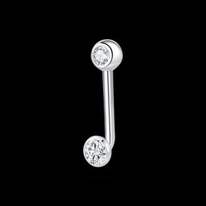 Puede incluir: Un piercing para el ombligo curvo de color plateado con dos piedras preciosas redondas, claras y brillantes. Las piedras preciosas están engastadas en un bisel y el anillo tiene un acabado pulido. La joya está sobre un fondo negro.