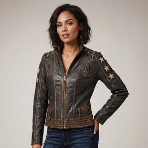 Könnte beinhalten: Schwarze Lederjacke mit Used-Look. Die Jacke hat einen Reißverschluss, mehrere Taschen und goldfarbene Sternverzierungen auf den Schultern. Sie hat einen Stehkragen und eine taillierte Silhouette. Vintage-Stil.