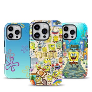 Puede incluir: Tres fundas para teléfono con diseños de Bob Esponja. Una funda tiene un fondo degradado azul con formas de flores rosas y moradas. La segunda funda tiene un collage de personajes de Bob Esponja y la palabra "SPONGEBOB". La tercera funda tiene una escena submarina.