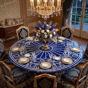 Mesa redonda de comedor de lujo con incrustaciones de mármol blanco y diseño de rayos de sol, elaborada artesanalmente con lapislázuli y piedras semipreciosas.