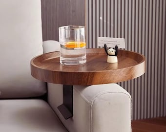 Bandeja moderna para reposabrazos de sofá – Mini mesa de centro ajustable para sala de estar / Soporte impermeable de madera y metal para aperitivos, bebidas y almacenamiento.