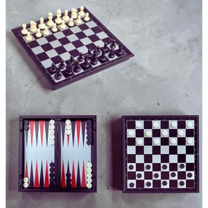 Puede incluir: Un juego multijuego que presenta un tablero de ajedrez con piezas blancas y negras, un tablero de backgammon con detalles rojos y blancos y un tablero de damas con fichas blancas y negras. Los tableros son negros y las piezas son blancas y negras.