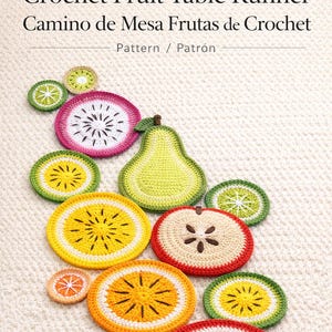 Könnte beinhalten: Eine weiße Keramik-Tasse mit schwarzem Henkel und dem Text "But First, Coffee" in handschriftlichem Stil. Die Tasse steht auf einer weißen Oberfläche. Die Tasse ist 10 cm hoch.