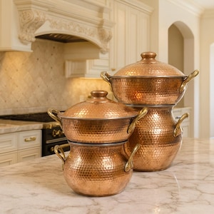 Op de afbeelding: Een set van drie keramische mokken met een gespikkelde, matte afwerking. De mokken zijn in crème, lichtgrijs en donkergrijs. Elke mok heeft een eenvoudig, minimalistisch ontwerp, perfect voor koffie of thee.