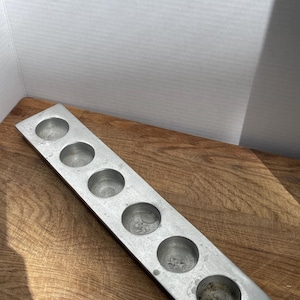 Aluminiowy, zabytkowy 6-świecowy podgrzewacz | Minimalistyczny, modernistyczny element centralny stołu