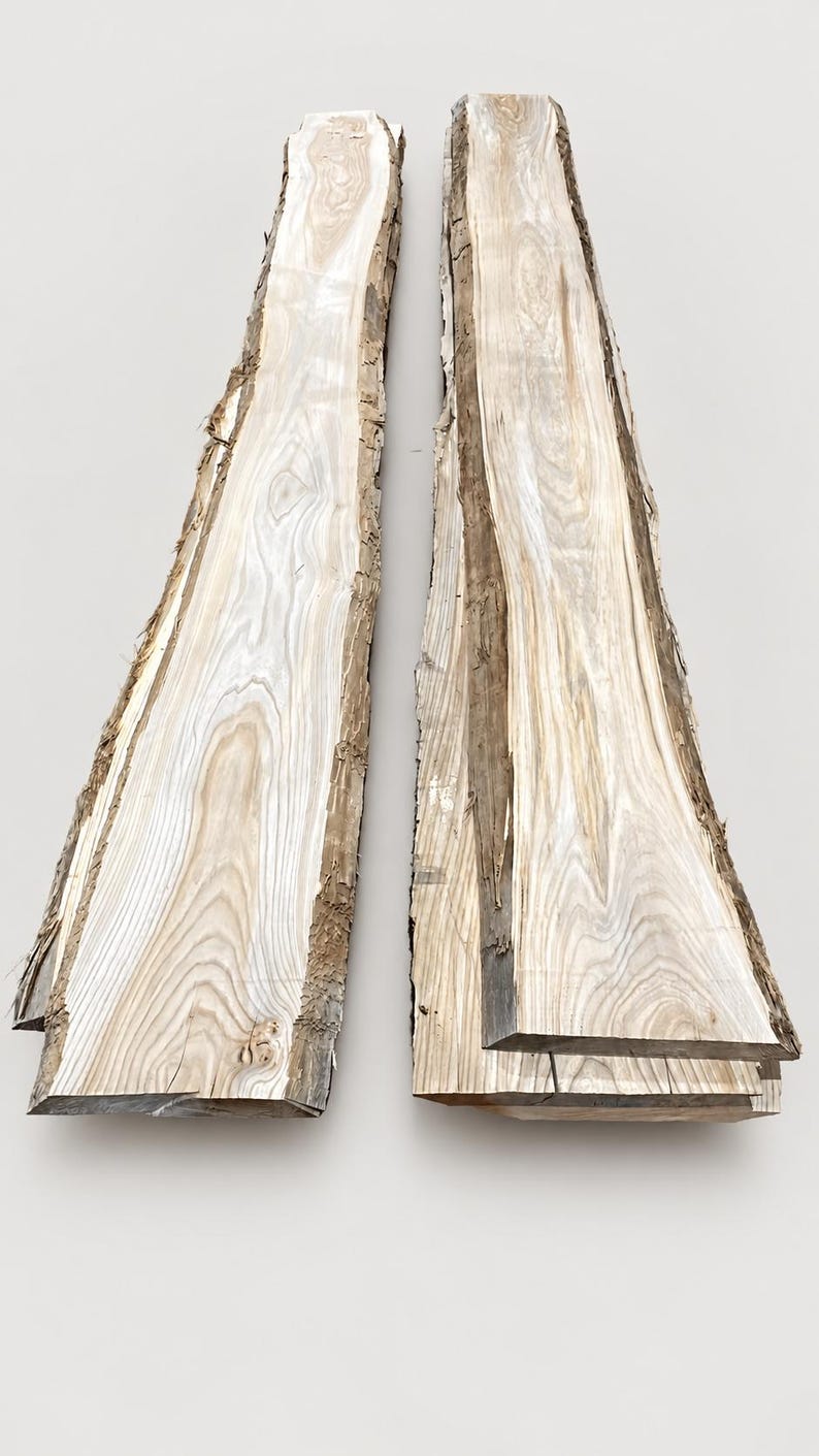 K&ouml;nnte beinhalten: Zwei lange, schmale Holzbohlen mit Naturkante in hellbrauner und cremefarbener Maserung. Die Bretter weisen auf einer Seite eine nat&uuml;rliche, raue Rindenkante auf und haben glatte, flache Oberfl&auml;chen mit komplexen, geschwungenen Maserungen.