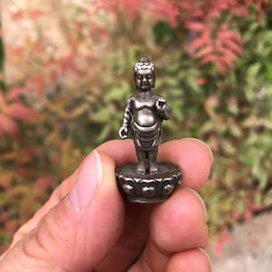 Escultura de Buda bebé de metal ultra pequeña, mini figura de Buda de pie, decoración espiritual coleccionable, regalo de bendición para yoga y atención plena.