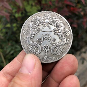 Moneda de plata con doble dragón de la dinastía Qing: Objeto de colección de la antigua China que simboliza la riqueza (4 cm)
