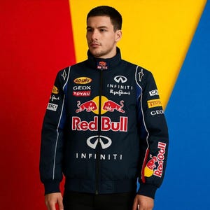Jaqueta vintage da Red Bull Racing com logotipos bordados, estilo bomber retrô da equipe de automobilismo.