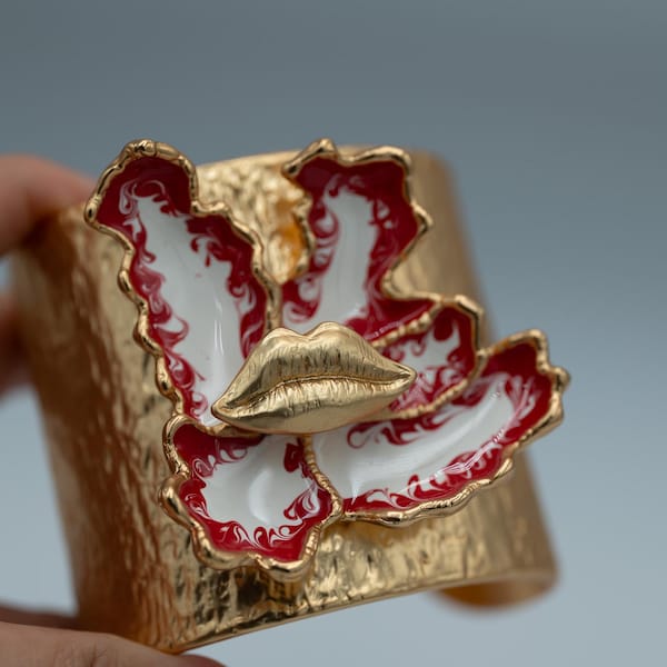 Large lips Bangle Schiaparelli inspired bangle