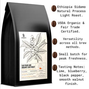 Könnte beinhalten: Schwarzer Beutel mit Roahorse Coffee, Fair Trade und Organic Light Roast. Der Beutel enthält den Text "Ethiopia Sidamo Natural Process Light Roast" und "USDA Organic & Fair Trade Certified." Verkostungsnotizen umfassen Limette, Blaubeere, schwarzer Pfeffer und Walnuss-Finish.