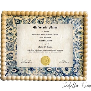 Peut inclure: Un diplôme universitaire encadré avec un fond à motifs bleus et blancs. Le cadre est en bois de couleur claire avec un bord perlé. Le texte du diplôme comprend le nom de l'université, le nom de l'étudiant et le diplôme de Master of Science.