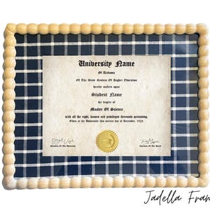 Puede incluir: Un diploma enmarcado con un borde de madera clara y un fondo a cuadros azul y blanco. El texto del diploma incluye el nombre de la universidad, el nombre del estudiante y el título de Máster en Ciencias. El marco tiene el texto "Jadella Frames".