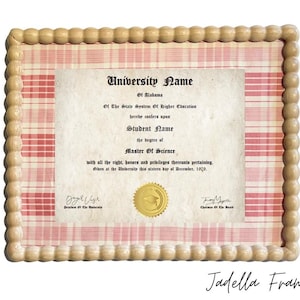 Puede incluir: Un diploma enmarcado con un fondo a cuadros rojos y blancos. El marco es de color marrón claro con un borde de cuentas. El diploma es para una Maestría en Ciencias de la Universidad de Alabama, con fecha del 16 de diciembre de 1929. El texto "Jadella Frames" está en la parte inferior.