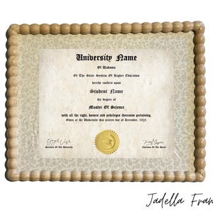 Puede incluir: Un diploma universitario enmarcado con un marco de madera de color claro. El diploma está impreso en papel texturizado y presenta el nombre de la universidad, el nombre del estudiante y la información del título. El marco tiene un borde decorativo y redondeado.