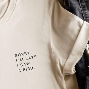 Sorry I’m Late I Saw a Bird Shirt – Lustiges Statement T-Shirt, Minimalistisches Humor Shirt, Vogel Lover Geschenk, Aesthetic Tee