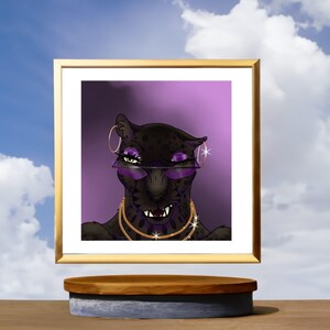 以下が含まれることがあります： 紫色のサングラス、金のフープイヤリング、金のチェーンネックレスを身に着けた黒豹が描かれた、額入りのデジタルアートプリント。 豹は紫色の背景に設定されています。
