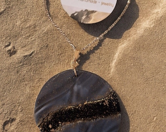 Joya hecha a mano en gris y negro con acabado dorado: un regalo lujoso y único para tu novia; un regalo auténtico y llamativo para mujeres.