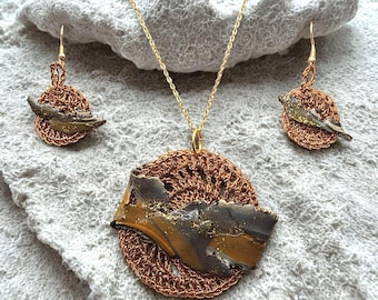 Set di ciondolo e orecchini grigio-marrone realizzati a mano con finitura color oro e sfondo all'uncinetto - gioielli unici