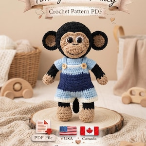 Puede incluir: Una muñeca de mono de ganchillo llamada Timmy, que lleva un atuendo azul y blanco, está de pie sobre una rodaja de madera. La imagen incluye el texto "Timmy the Monkey" y "Crochet Pattern PDF". La muñeca tiene pelo negro y ojos grandes.