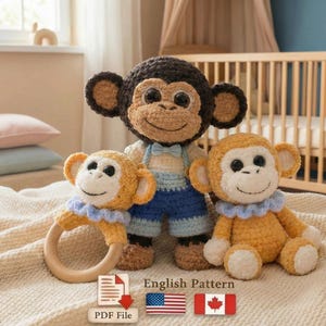 Op de afbeelding: Drie gehaakte apenknuffels in bruin- en geeltinten. Eén is een rammelaar, een andere is een knuffel, en de derde is een grotere pluche aap met een blauwe korte broek. De knuffels liggen op een crèmekleurige deken. De tekst "English Pattern" is zichtbaar.
