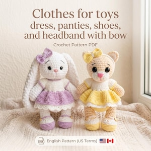 Puede incluir: Dos animales de juguete de ganchillo, un conejito y un oso, que llevan vestidos y zapatos. El conejito lleva un vestido morado y el oso un vestido amarillo. La imagen incluye el texto "Clothes for toys dress, panties, shoes, and headband with bow".