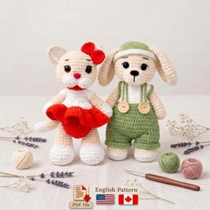 Puede incluir: Dos muñecos de ganchillo hechos a mano: un gato con un lazo y una falda rojos, y un conejito con peto verde. Los muñecos son beige, con ojos negros y narices rosas. La imagen incluye hilo, un ganchillo y el texto "English Pattern".