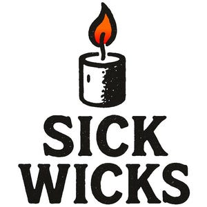 Puede incluir: Logotipo en blanco y negro con una ilustración de una vela y el texto "SICK WICKS". La vela tiene un cuerpo negro con un resaltado blanco y una llama en naranja y rojo. El texto está en negrita, con una fuente desgastada.