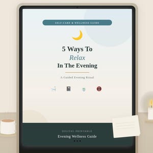 Può includere: Un tablet digitale mostra una guida al benessere e alla cura di sé intitolata "5 modi per rilassarsi la sera". Lo schermo presenta una grafica a mezzaluna e il testo "Un rituale serale guidato". Sono visibili anche una piccola pianta, una tazza, una candela e un appunto.
