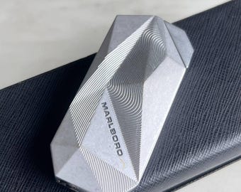 90-tals vintage MARLBORO METALL TÄNDARE Crazy Japan Geometrisk Stål Y2K futuristisk racing stål silver