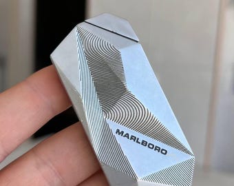 ENCENDEDOR DE METAL MARLBORO Vintage de los años 90 Geométrico Acero Metal Plata Glamour de la furia loca Y2K Encendedor Marlboro