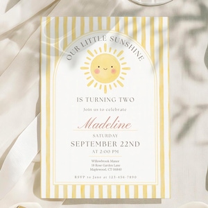 Könnte beinhalten: Eine gelb-weiße Einladungskarte mit dem Text "Our Little Sunshine" und "Is Turning Two". Die Karte zeigt eine Illustration einer lächelnden Sonne. Die Einladung enthält den Namen "Madeline", das Datum und die Uhrzeit der Veranstaltung.