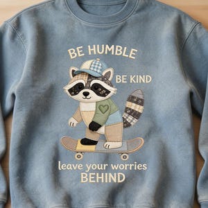 Patchwork Waschbär PNG - Mental Gesundheit Shirt Design - Be Kind Skateboard Grafik, lassen Sie Ihre Sorgen hinter Zitat