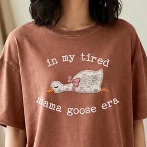 Kokette Mama Gans Ära mit rosa Schleife PNG - Gesteppte Tier Patchwork Grafik, Retro Soft Girl Mom Shirt Design