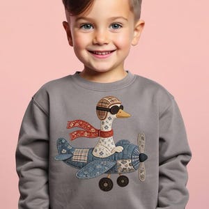 Può includere: Un cartello in legno rustico con la scritta "Welcome to our home" in lettere bianche. Il cartello presenta una finitura invecchiata, ideale per l'arredamento dell'ingresso.