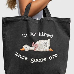En mi cansada era de mamá ganso PNG - Divertido diseño retro de retazos sobre la maternidad, regalo para mamá DTF de la era de mamá