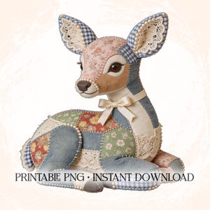 Op de afbeelding: Een handgemaakt hertenspeelgoed met een patchwork-ontwerp. Het hert heeft een mix van bloemen-, denim- en kanten stoffen in pastelkleuren. Het heeft een crème strik en is versierd met parels. Tekst op de afbeelding luidt: PRINTABLE PNG • INSTANT DOWNLOAD.